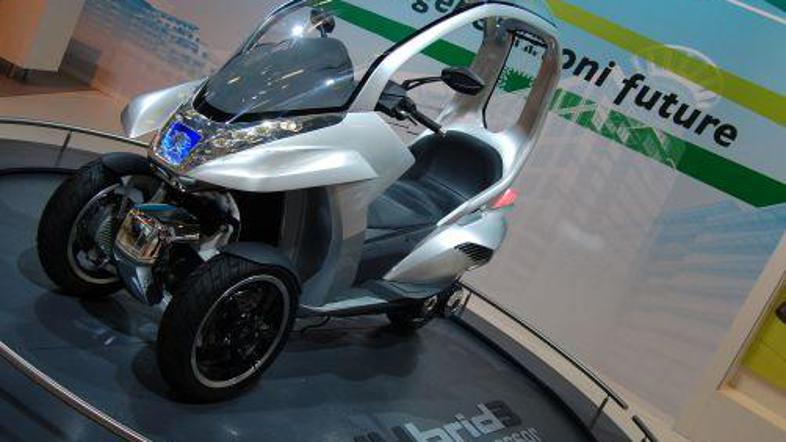 Peugeot je že na avtosalonu v Ženevi predstavil trikolesni hibrid skuterja.