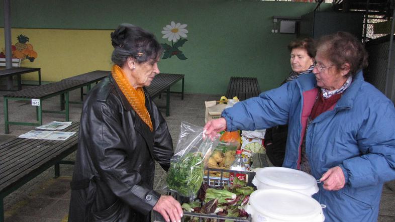 Nežka in Danica (desno), branjevki kmetici, sta na tržnici iz leto v leto bolj o