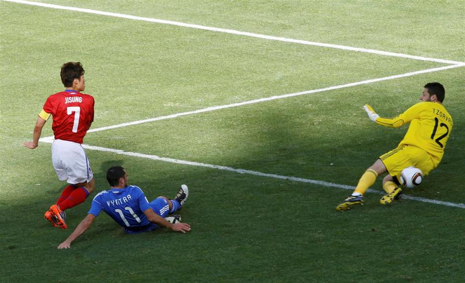 Ji-Sung Park je matiral vratarja Tzorvasa