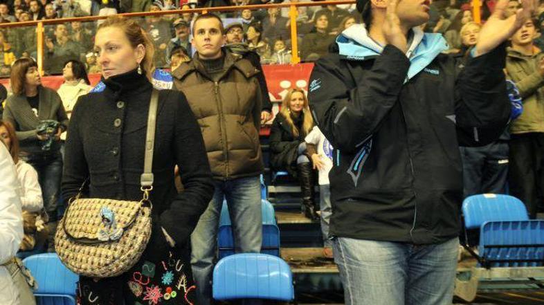 Janica Kostelić si je tekmo lige Ebel ogledala v družbi neznanega fanta. (Foto: 