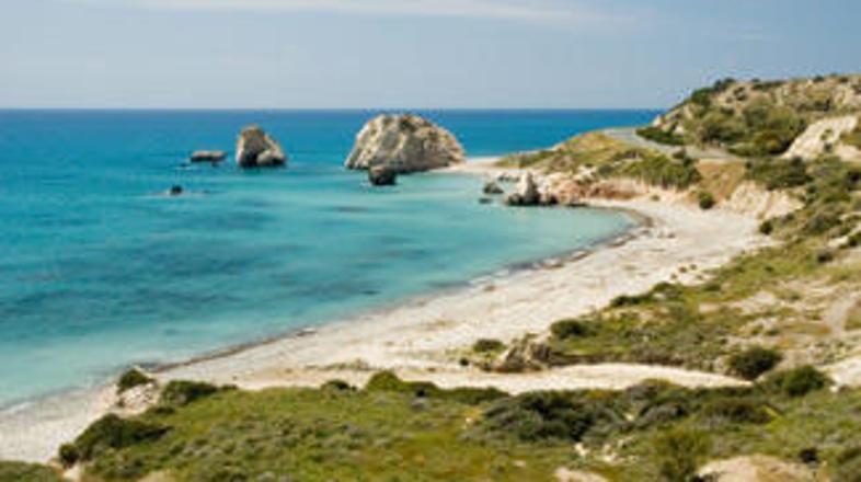 Na ciprski obali so razgrnili največjo brisačo na svetu.