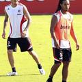 Beckham in Ronaldinho bosta spet skupaj teptala zelenice. FOTO: AFP