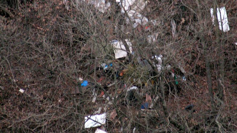 Prostovoljci se bodo lahko v soboto zbrali na približno 2.500 zbirnih mestih po 