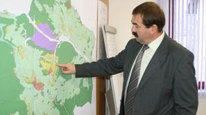 Mirnopeški župan Zvone Lah meni, da bi lahko gradnja šolskih objektov stekla še 