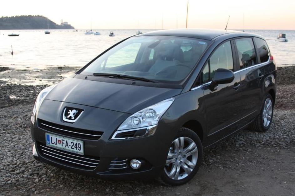 5008 je v marsikaterem pogledu močno podoben manjšemu 3008. Delita si dinamično 