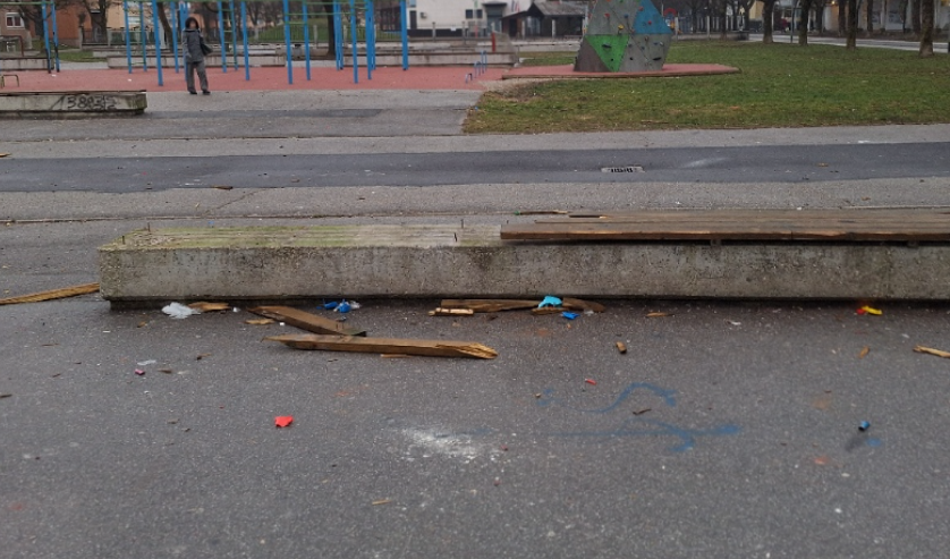 Župan na nogah: Za novo leto terorizirali s petardami, uničili vse okoli sebe