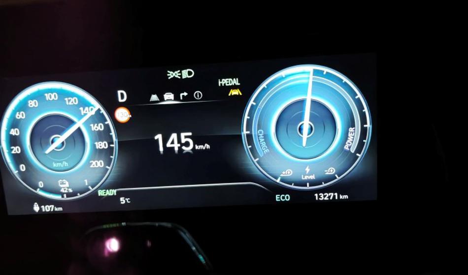 Na avtocesti sredi zime 'gas' do konca, takšna je bila poraba