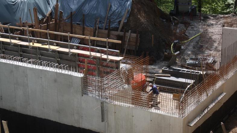 Novice: Gradnja bo potekala pol leta dlje, do novembra - Gradnja, krvavški vodovod, voda, občina Cerklje na Gorenjskem