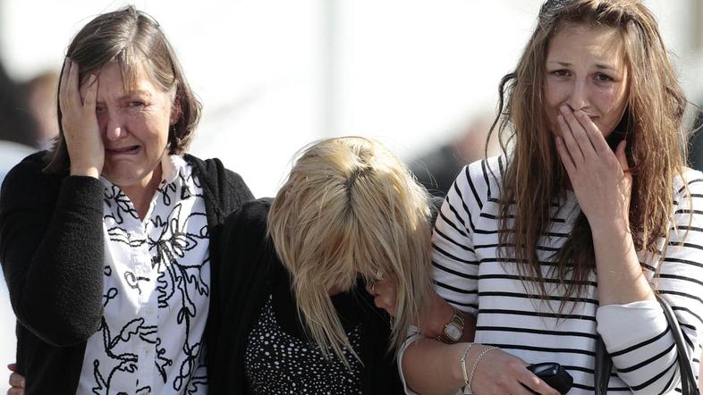 Sorodniki upajo, da bodo lahko pokopali svoje najdražje. (Foto: Reuters)