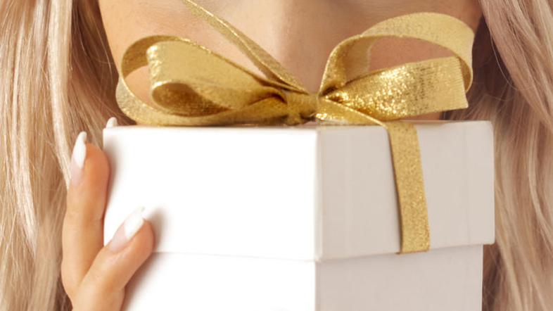 V mesecu obdarovanja se vse več ljudi odloči za nakup darilnih bonov. (Foto: Shu