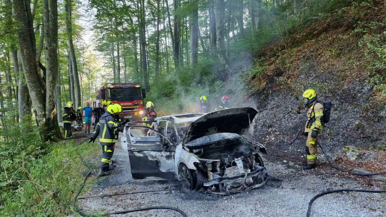 Intervencija, gasilci, požar na avtu,