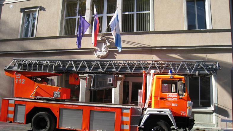 Jutranje presenečenje: "težka mehanizacija" pred vrati blejske občinske stavbe; 