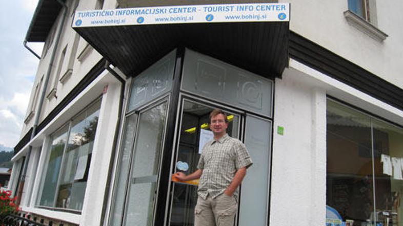 Klemen Langus, direktor Turizma Bohinj, pred TIC na Triglavski cesti 50 (v stavb