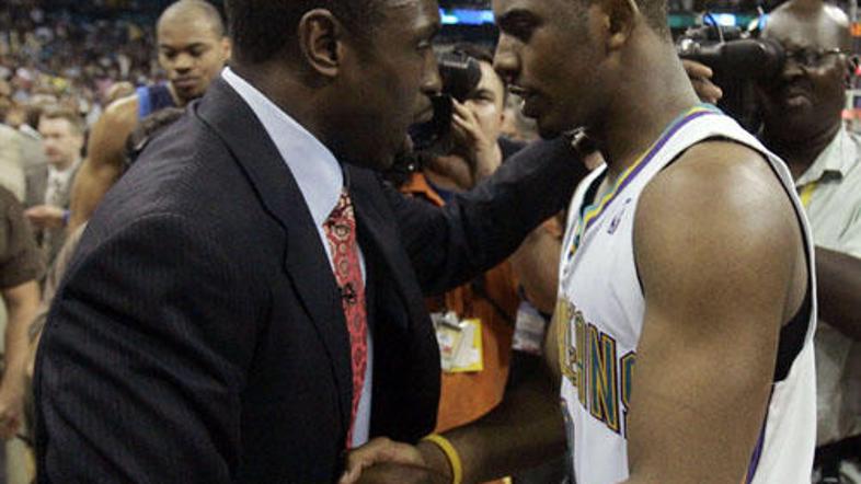 Zdaj že nekdanji trener Dallasa Avery Johnson (levo) se rokuje s Chrisom Paulom.