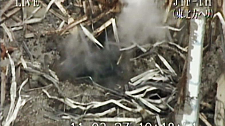 Najnovejša fotografija razrušene stavbe reaktorja 3, iz katere se v zrak vije di