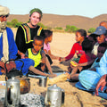 Mira Delavec med tuareškimi otroki, ki poleg hrane zelo potrebujejo zdravila in 
