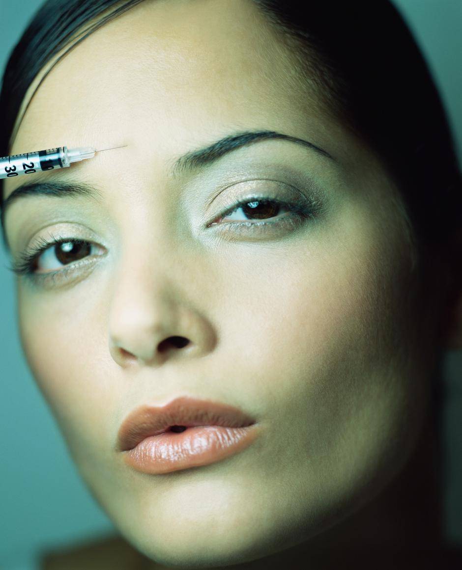 Botoks polnilo injekcija ogledalo | Avtor: Profimedia