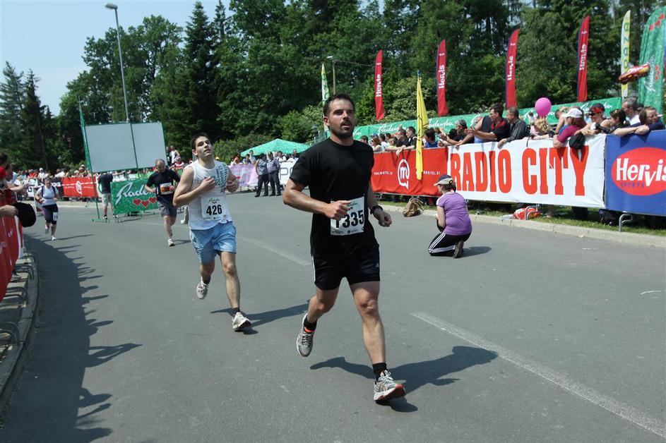 Če želite visokoresolucijsko fotografijo, nam pošljite elektronsko sporočilo na 