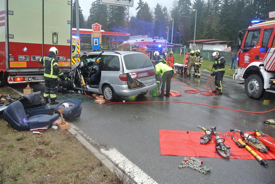 Prometna nesreča, avto trčil v tovornjak