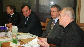 Od desne: Bogdan Štepec in Peter Vrisk z Zadružne zveze Slovenije ter Marjan Jev