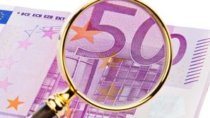 Denar pod drobnogledom.