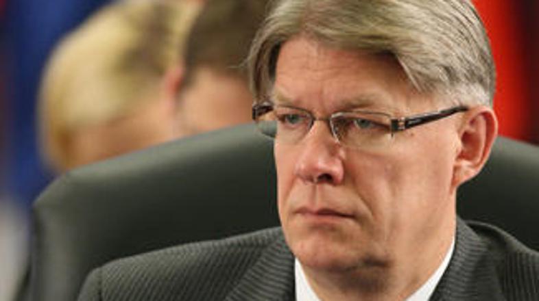 Kalvitis je svoj odstop ponudil predsedniku Latvije Valdisu Zatlersu, ki ga je t