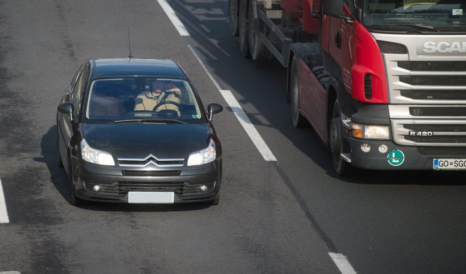 Vozniki vedo, da je uporaba telefona med vožnjo nevarna, pa to še vedno počnejo