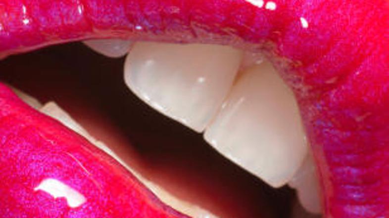 Bleščilo s svetlikajočimi se delci ustnice optično poveča in jih naredi bolj čut