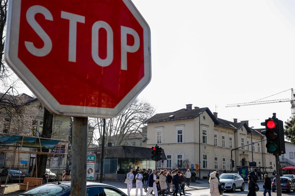 promet, stop znak, rdeča luč | Avtor: Saša Despot