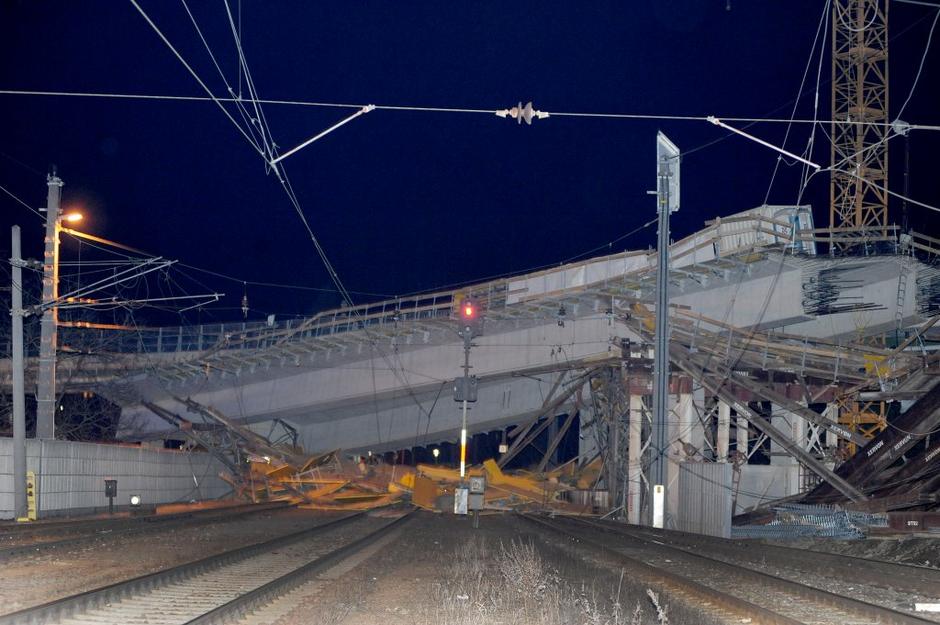 Most se je zrušil na železniško progo | Avtor: EPA