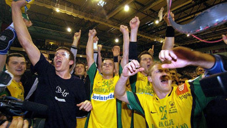 Rokometaši Celja se veselijo naslova evropskih klubskih prvakov. Podoba izpred t