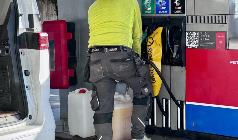 Pozor vsi, ki ste podlegli histeriji navala na bencinske črpalke