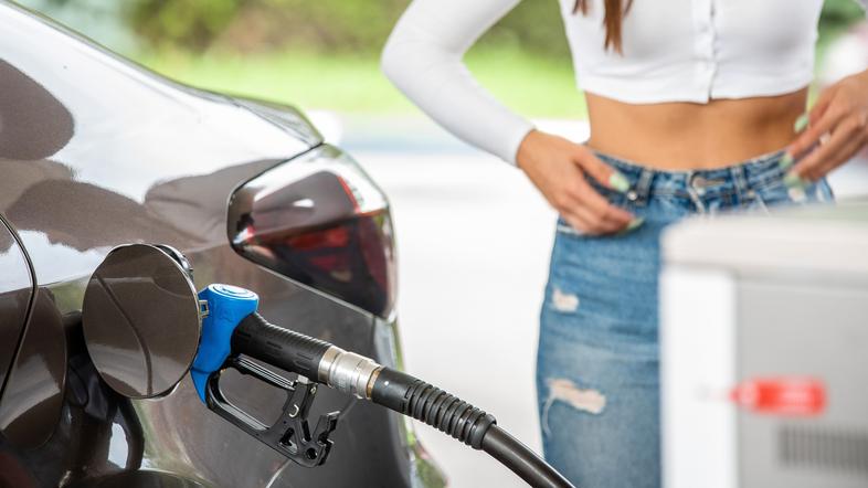 Točenje goriva na bencinski črpalki