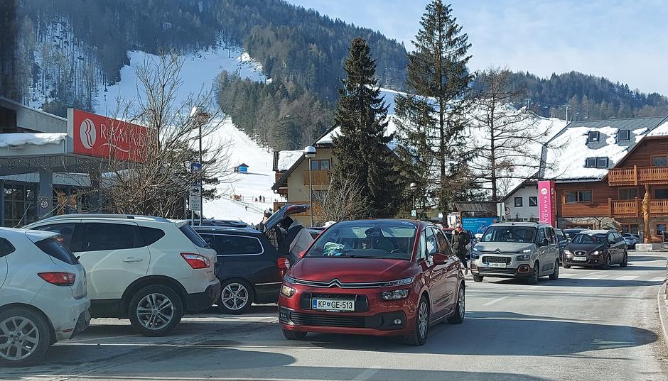 Kranjska Gora, zima, turizem, parkiranje, cesta, promet | Avtor: M. Ha.