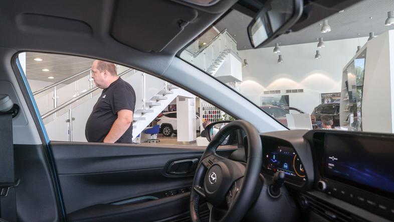 nakup avta kupec ženska avto salon