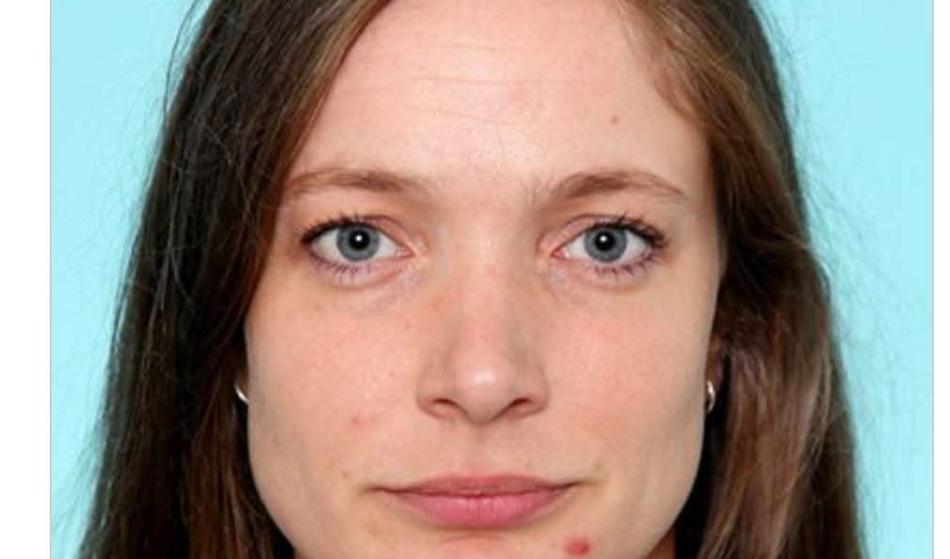 Ste opazili Tino? Ima modre oči, temne lase, stara je 33 let