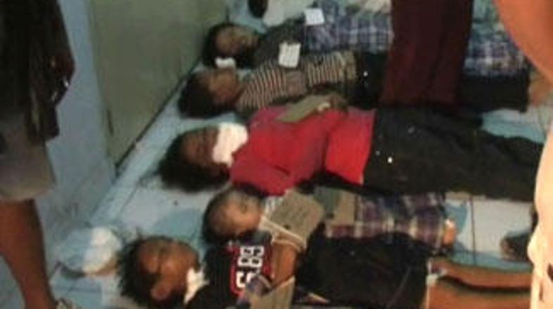 Reševalci stojijo poleg žrtev v bolnišnici v mestu Bau Bau.