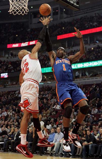 Taj Gibson in Amar'e Stoudemire (desno)