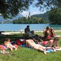 Na Bledu so kopalci že odprli poletno sezono, saj ima Blejsko jezero 21 stopinj 