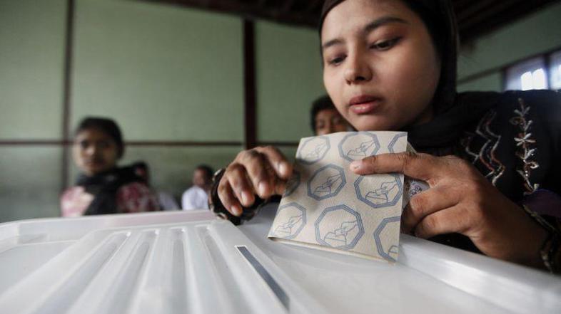 Leta 2007 je v Mjanmarju izbruhnila vstaja opozicije pod vodstvom budističnih me