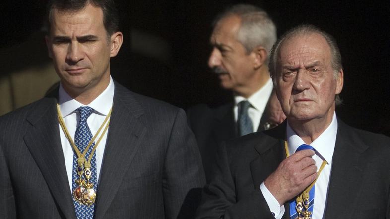 Španski kralj Juan Carlos in kronski princ Felipe na vojaški paradi, 27. decembr