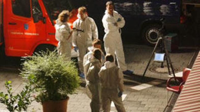 Nemški preiskovalci pregledujejo prizorišče zločina.