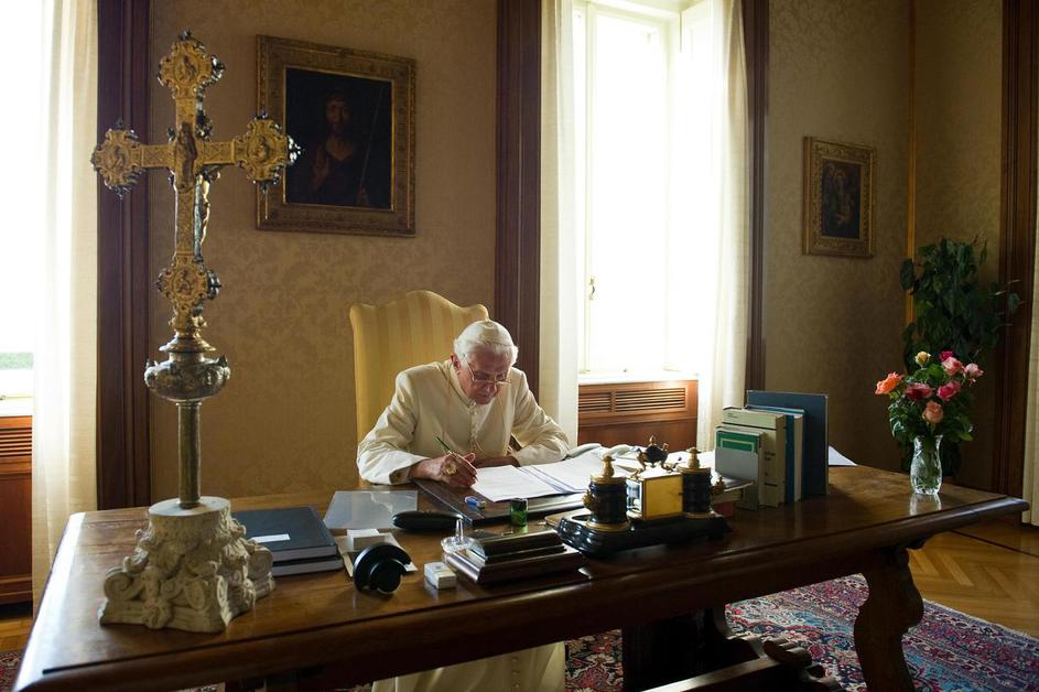 Papež Benedikt XVI. na počitnicah v poletni rezidenci Castelgandolfo na jugu Rim