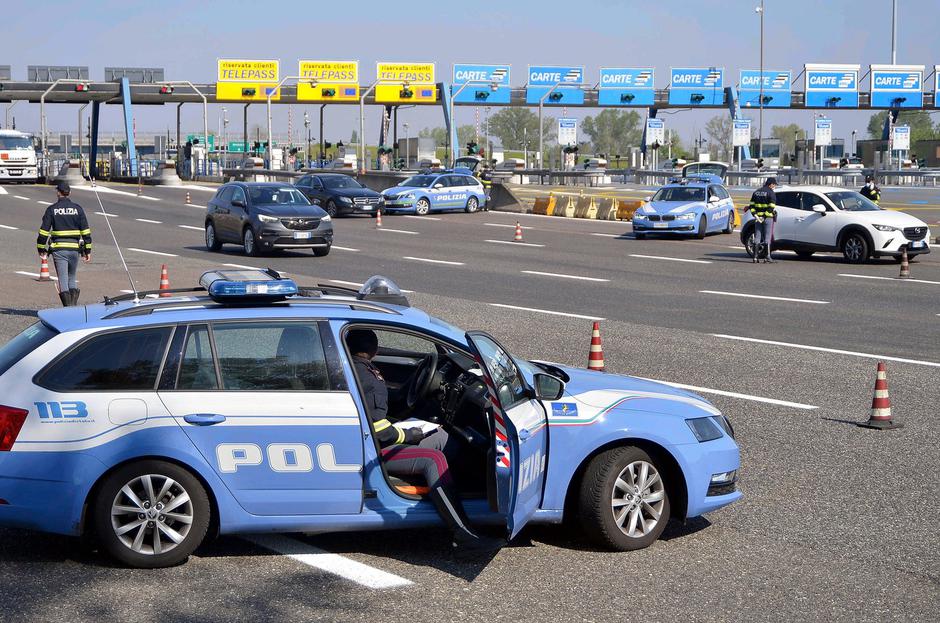 Kontrola prometa v Italiji, italijanska policija | Avtor: Profimedia
