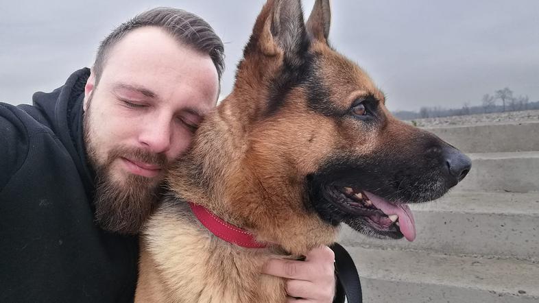 Ron s prostovoljcem v zavetišču