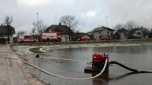 Ponekod je meteorna voda zalila kleti, poplavljanje reke Krke je zaprlo cesto, z