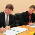Župan in direktor RTH Aleš Bregar pri podpisu kupoprodajne pogodbe. (Foto: Goran