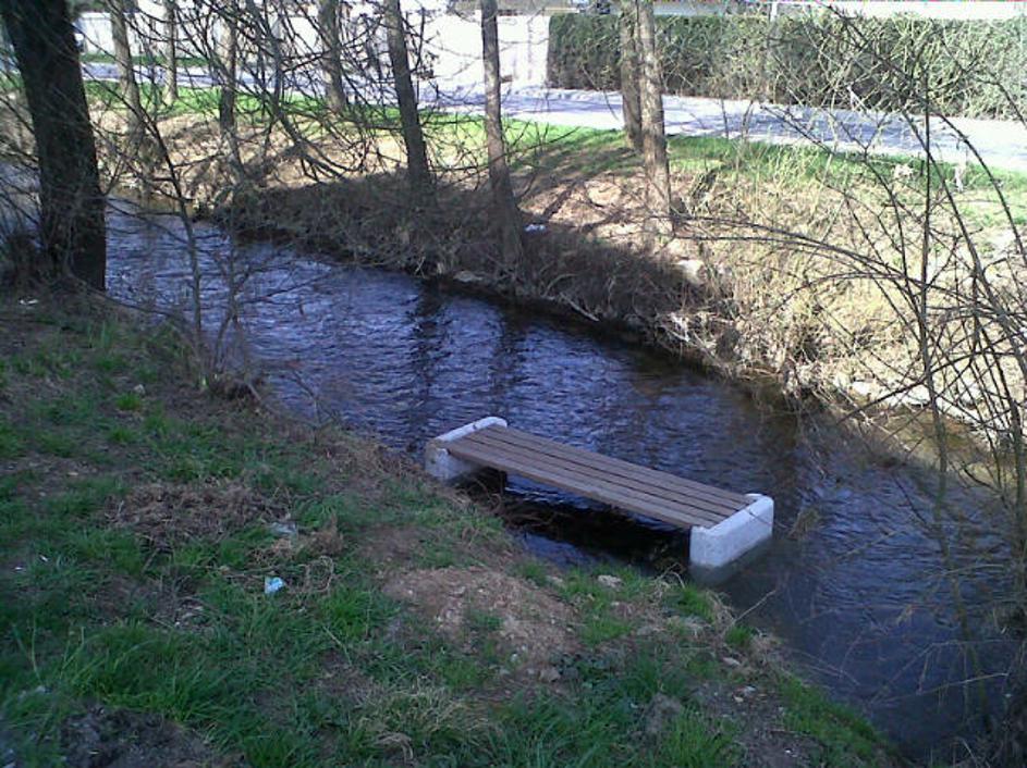 grosupeljščica voda klop