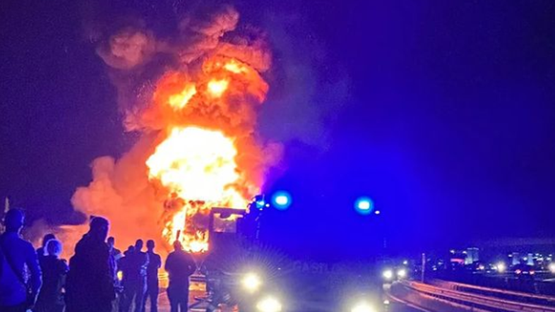 Avtobus, ki je zgorel na dolenjski avtocesti