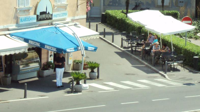 Trenutno so mize na pločniku cel dan in brez dovoljenja, po novem pa bodo lahko 